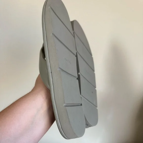 Vince Olexa Leather Flip Flop Sandals - Picture 7 of 10